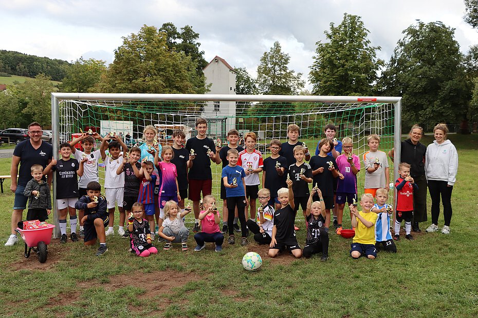 Gruppenbild der Schmalnauer Dorfjugend beim Bolzplatzturnier 2025